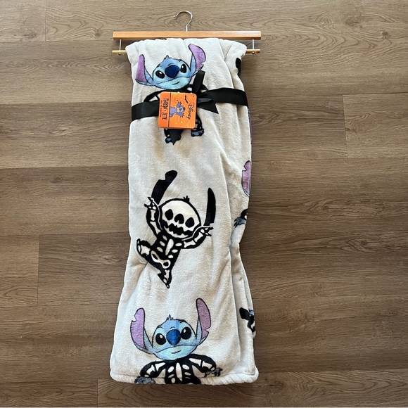 NWT! Disney Halloween Stitch Blanket Throw - Picture 1 of 3